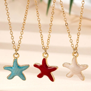 Ensemble de colliers étoiles de mer dorés avec pendentifs en émail bleu, bordeaux et blanc
