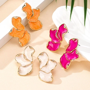 Boucles d'oreilles fleurs en émail irrégulières en orange, rose et blanc avec bordure dorée
