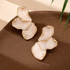 Boucles d'oreilles dorées irrégulières avec émail crème marbré et design floral moderne