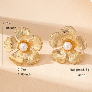 Boucles d'oreilles fleur dorée élégantes avec perle centrale et pétales texturés chic