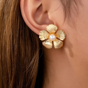 Élégantes Boucles Oreilles Fleur Vintage Françaises Alliage Zinc Or Brossé Avec Fausse Künstliche Perle Pour Femmes