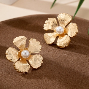 Boucles d'oreilles fleurs dorées élégantes avec pétales brossés et perle sur fond sombre