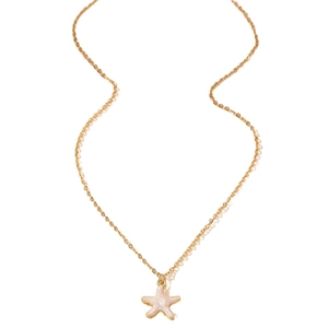 Collier chic avec pendentif étoile de mer dorée et émail rose pastel pour look de plage