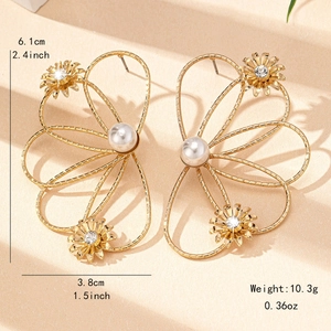 Große goldene hohle Blumenohrringe mit weißen Perlen und funkelnden Strasssteinen
