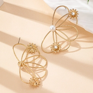 Elegante goldene hohle Blumenohrringe mit weißen Perlen und funkelnden Strasssteinen