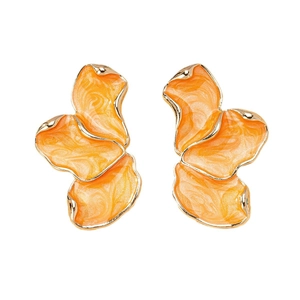 Boucles d'oreilles fleurs en émail orange irrégulier avec bordure dorée sur fond blanc