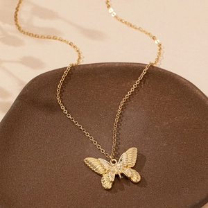 Collier élégant avec pendentif papillon doré texturé sur une fine chaîne dorée