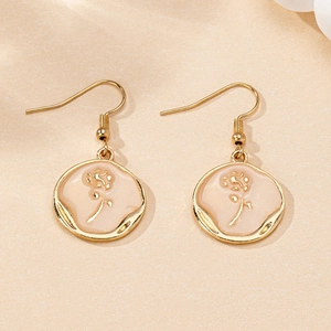 Vue détaillée des boucles d'oreilles rose en plaqué or avec émail rose tendre incrusté