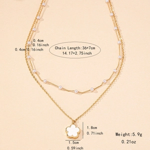 Elegante goldene Doppelhalskette mit Kleeblatt-Anhänger und weißen Perlen für Damen