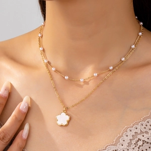 Elegante Zweilagige Halskette Mit Weißen Kunstperlen Zinklegierung Vergoldet Muschel Blumenanhänger Für Damen Modischer Alltagsschmuck
