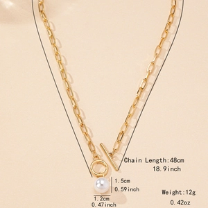 Collana a catena dorata con pendente in perla bianca e chiusura a levetta elegante