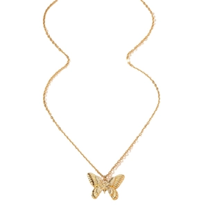Collier élégant avec pendentif papillon doré aux ailes texturées sur une chaîne fine
