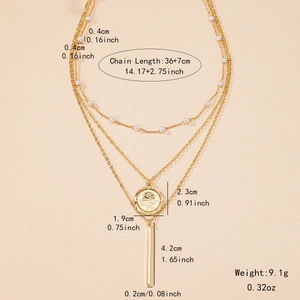 Collier doré à trois rangs avec pendentif rose, perles et barre métallique fine