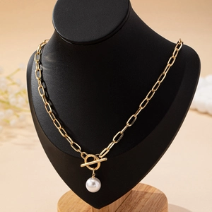 Collana a catena spessa dorata con pendente di perla bianca ed elegante chiusura a barra OT