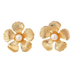 Boucles d'oreilles fleurs dorées élégantes avec texture brossée et perle centrale