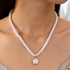 Elegante Kunstperlen Halskette Mit Weißem Fünfblättrigem Blumenanhänger Vergoldeter Legierung Schmuck Für Damen Mode