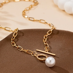 Elegante collana a maglie dorate con pendente di perla e chiusura a T in rilievo