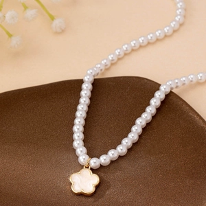 Elegante Perlenkette mit weißem fünfblättrigem Kleeblatt-Anhänger und Goldkanten