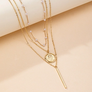 Collier multi-rangs doré avec perles blanches, médaillon rose et pendentif barre