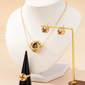 Elegante set di gioielli con nodo intrecciato dorato con collana orecchini e anello
