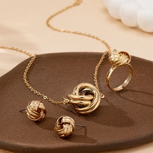 Elegante set di gioielli a fune intrecciata con collana, anello e orecchini dorati
