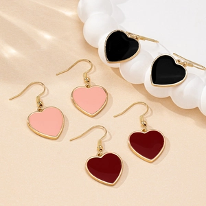 Boucles d'oreilles cœur en émail noir rose et bordeaux avec finition dorée élégante