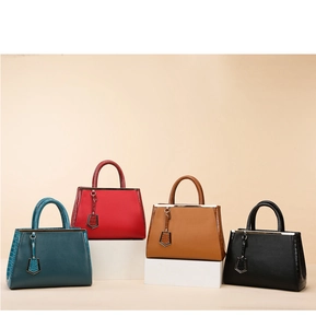 Dettaglio di quattro borse a mano trapezoidali in pelle colorata su espositori bianchi