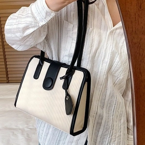 Contrast color pleated tote bag with black leather straps and shoulder strap in mirror selfie