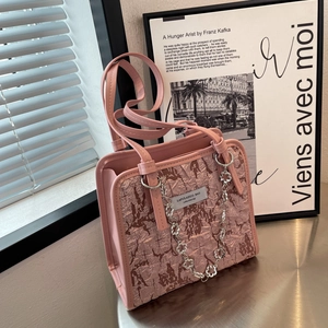 Sac fourre-tout rose avec texture plissée fleurie et chaîne florale décorative argentée