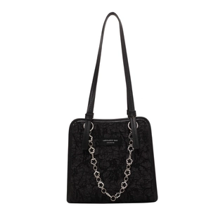 Sac cabas noir texturé avec chaîne en métal argenté et design minimaliste chic