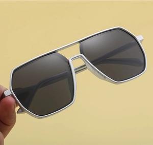 Detail van zilveren hexagonale gepolariseerde zonnebril met modelmarkering 3318 op het frame