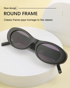 Détail de lunettes de soleil rétro à petite monture ronde avec verres violet foncé