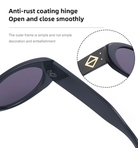Détail des charnières antirouille et décor doré sur lunettes de soleil ovales noires