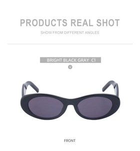 Vue de face des petites lunettes de soleil ovales noir brillant C1 avec verres gris