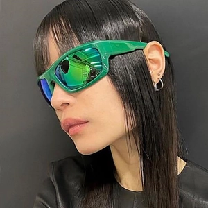 Gros plan de lunettes de soleil sport Y2K vertes avec verres irisés sur modèle