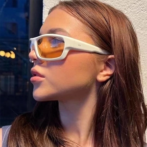 Détail de profil de lunettes de soleil Y2K blanches avec verres orange de sport chic