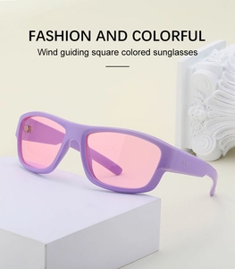 Détail de lunettes de soleil carrées Y2K violettes avec verres roses sur socles blancs