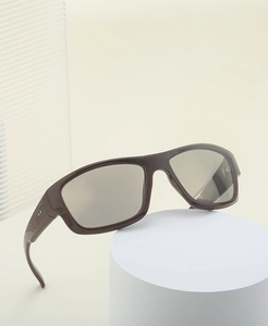 Détail de lunettes Y2K marron foncé avec verres gris et doubles rivets en métal latéraux