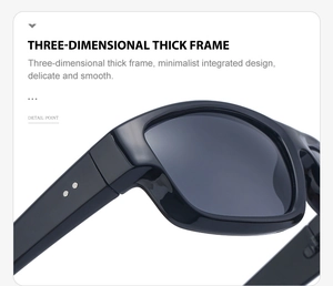 Détail montrant la monture noire épaisse avec rivets métalliques des lunettes Y2K