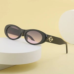 Lunettes de soleil ovales noires avec verres dégradés roses et détails dorés chics