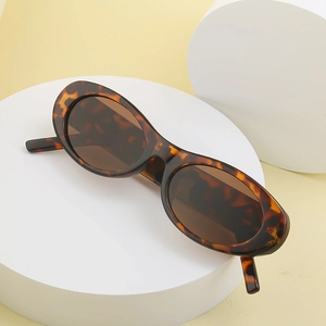Lunettes de soleil ovales rétro avec monture écaille foncée et verres bruns teintés