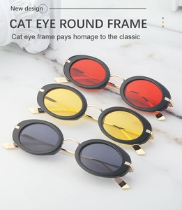 Occhiali da sole cat eye con montatura nera spessa e dettagli in metallo dorato