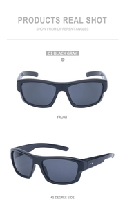 Vue détaillée des lunettes de soleil Y2K avec rivets métalliques et monture noire