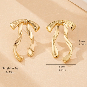 Elegant gold bow-knot stud earrings featuring a streamlined ribbon design with dimensions