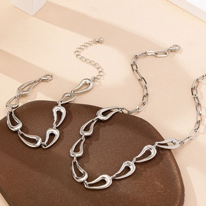 Parure de bijoux élégante avec collier et bracelet gouttes d'eau évidées en argent poli