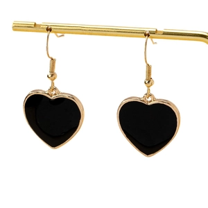 Boucles d'oreilles cœur dorées classiques avec finition émail noir sur support