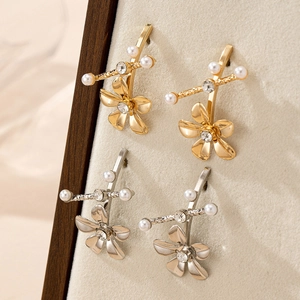 Elegante Blumen-Ohrhänger mit weißen Perlen und Strasssteinen in Gold- und Silberoptik
