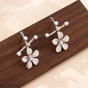 Elegante Blumen-Ohrstecker mit Perlen und silbernen Akzenten für Damen und Feste