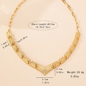 Elegante goldene geometrische V-Halskette mit texturierten quadratischen Blöcken