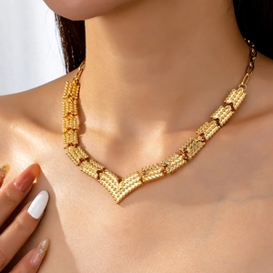 Geometrische V-Form Legierung Halskette Für Frauen Elegante Vergoldete Retro Granulare Textur Statement Schmuck Zubehör